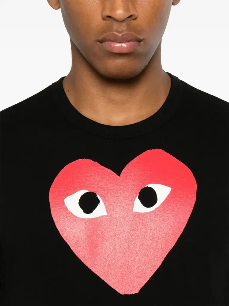 Comme des Garçons COMME DES GARCONS PLAY CENTRAL HEART LOGO T-SHIRT - BLACK — (p1t112-1)