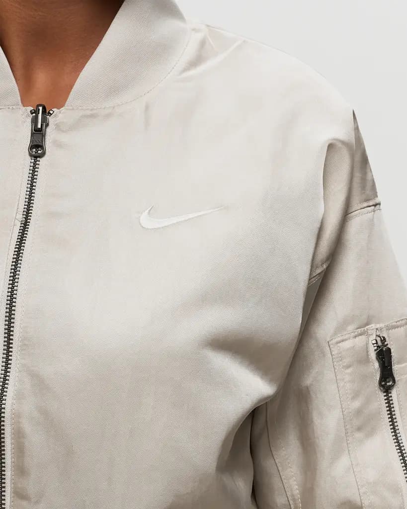 NIKE W ESS NIKE VARSITY BOMBER JKT - LT OREWOOD BRN/LT OREWOOD BRN/SAIL — (dv7876-104)